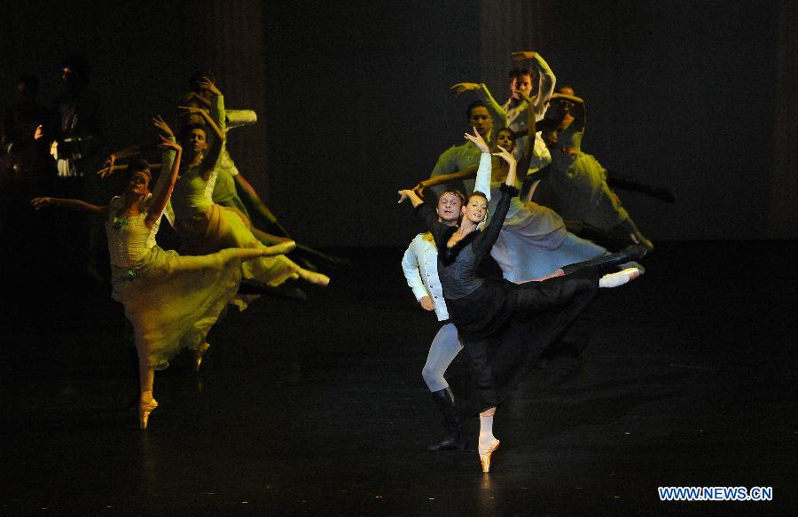 Russian ballet dancers perform Anna Karenina in Tianjin