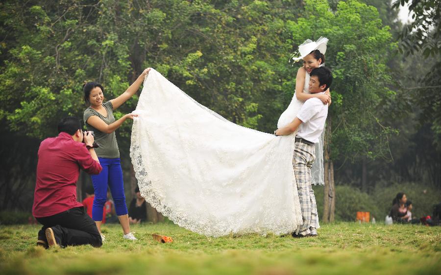 Brides of India on Instagram: “Follow @bridesof_india Email :  bridesofIndia… | Pre wedding photoshoot outfit, Wedding photoshoot props,  Pre wedding photoshoot props