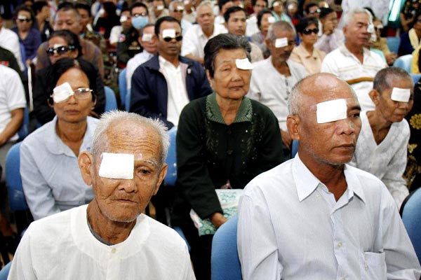 Chinese ophthalmologists help restore sight for Cambodian eye patients