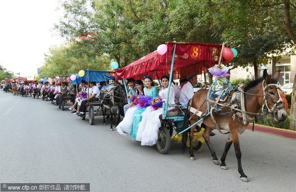 100 couples join group wedding in Xinjiang