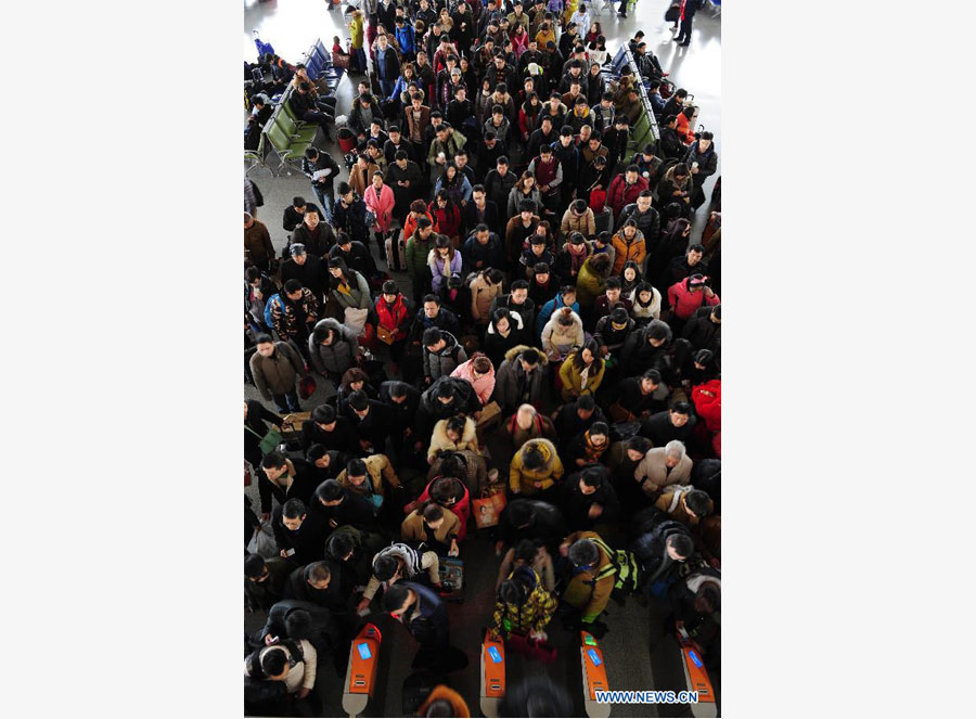 Railway stations witness return peak across China