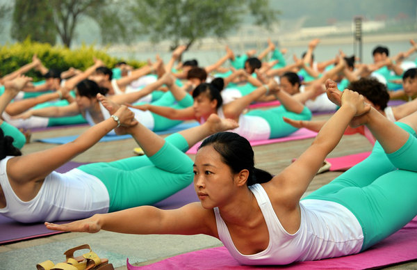 The masses in Shandong enjoy outdoor yoga