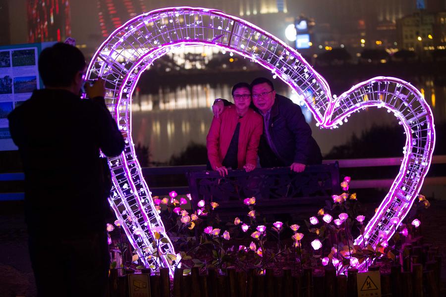 Light sculpture show for Valentine's Day held in S China