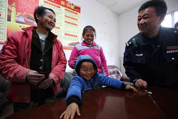 Policeman bonds with locals in rural Guizhou