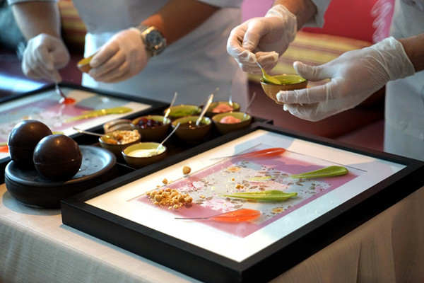 Italian chef honors Chinese artist by creating vivid dishes on canvas