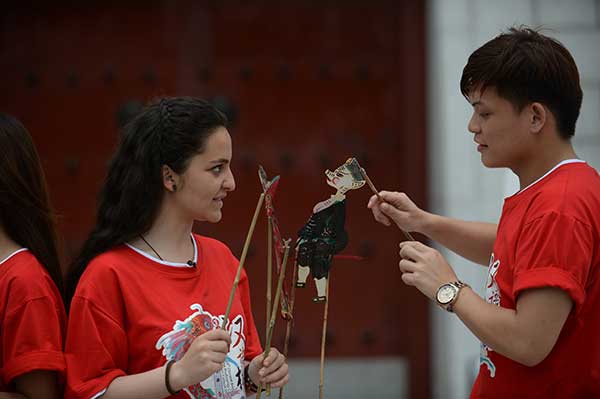 Young foreigners learning Chinese to take oppo