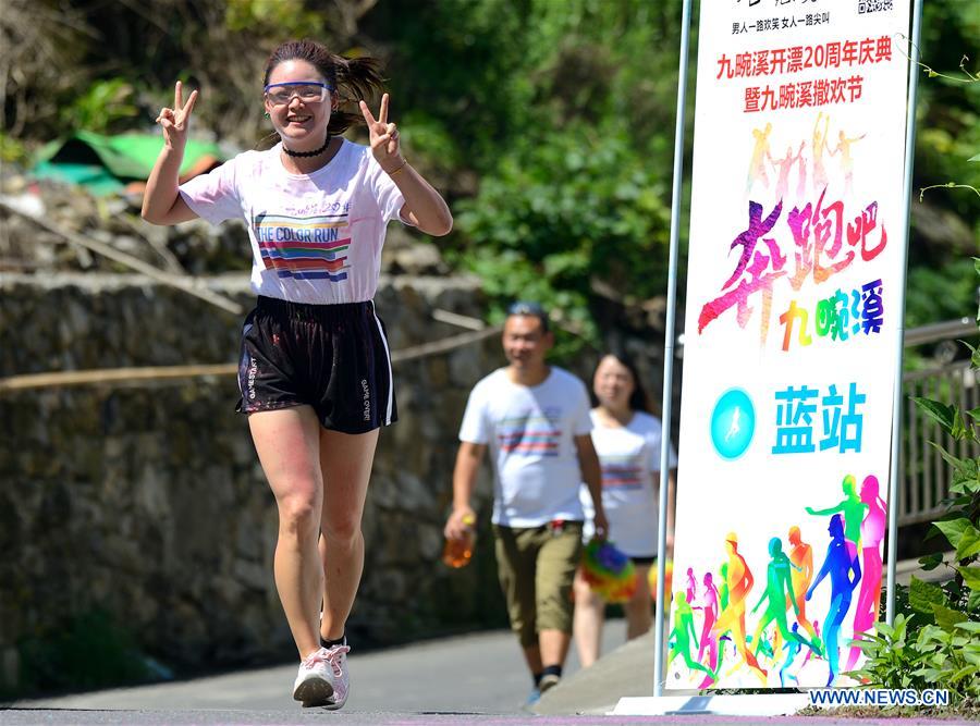 Tourists take part in color run in scenic spot of C China's Hubei