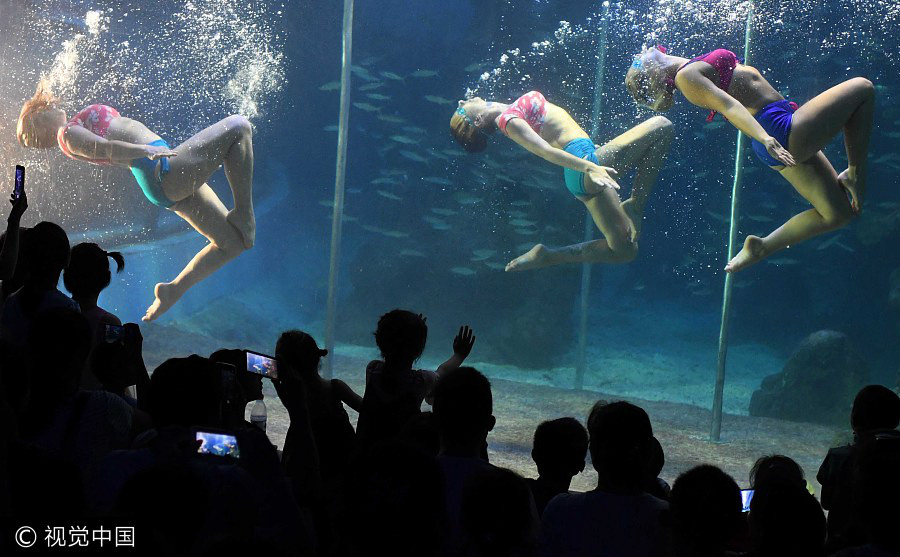 Fuzhou cools off with underwater ballet show