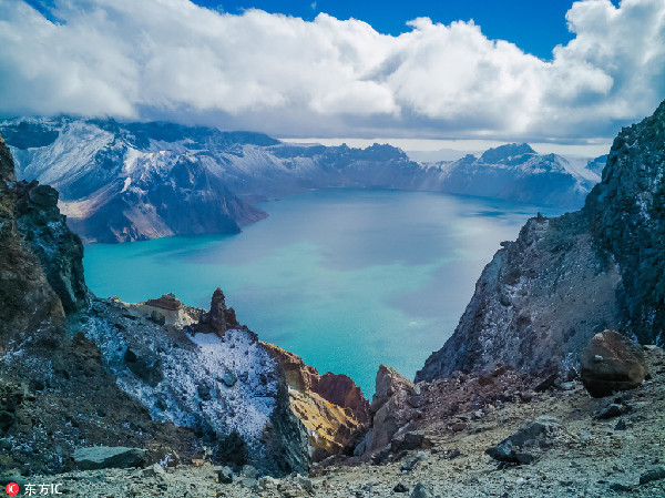 Snow-covered 'heavenly lake' amazes visitors