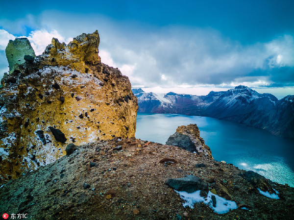 Snow-covered 'heavenly lake' amazes visitors