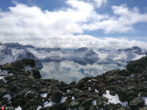 Snow-covered 'heavenly lake' amazes visitors