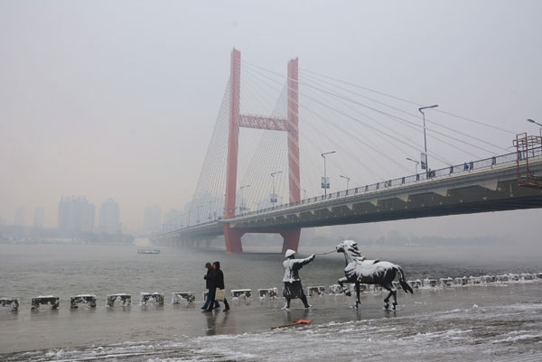 Snow haunts river town in NE China
