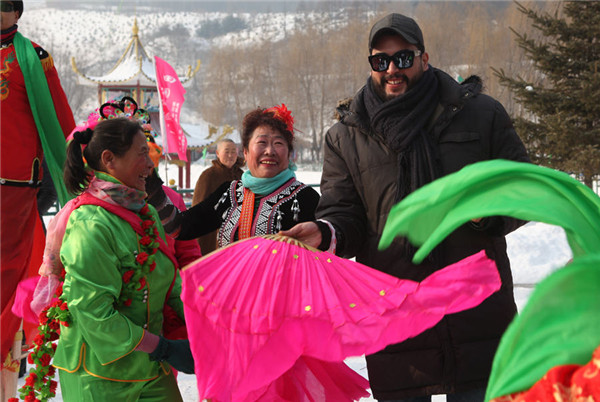 Foreigners experience Chinese New Year celebrations in Tonghua