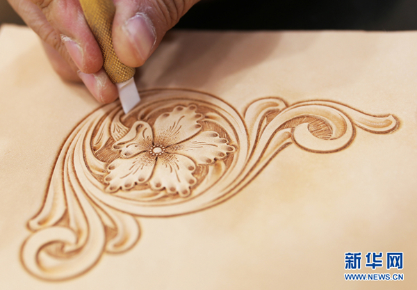 Carving traditional Chinese patterns on leather