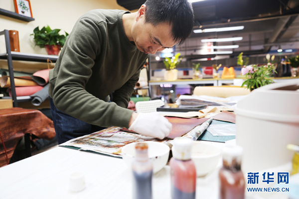 Carving traditional Chinese patterns on leather