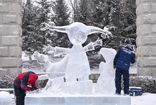 Ice sculpture exhibition brings world artists to Changchun