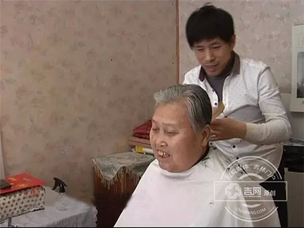 Volunteer barber serves seniors