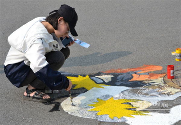 Graffiti on campus manhole covers attract people in Changchun