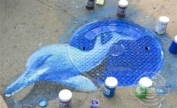 Graffiti on campus manhole covers attract people in Changchun