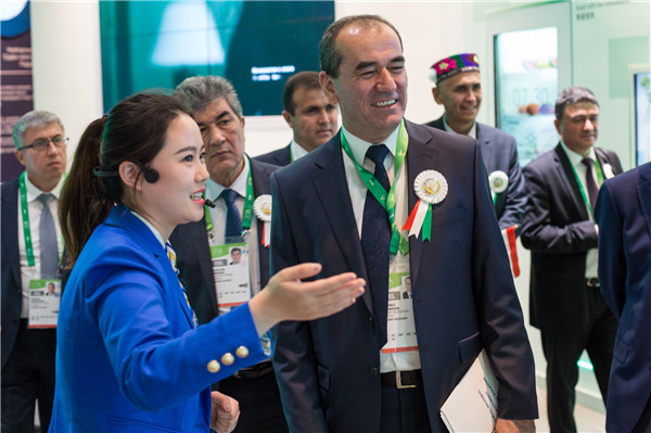 塔吉克斯坦能源部部长乌斯蒙佐达参观中国馆