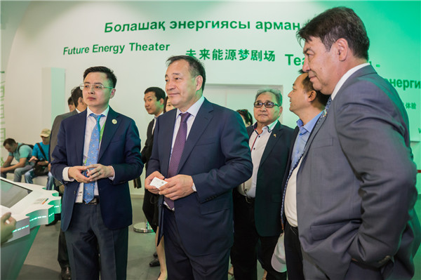 哈萨克斯坦曼彻斯套州州长参观中国馆
