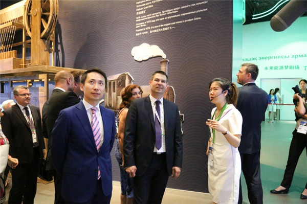 捷克工商部部长吉里•哈弗里赛克参观中国馆:中国日益展现负责任大国形象,新能源技术将受益全球