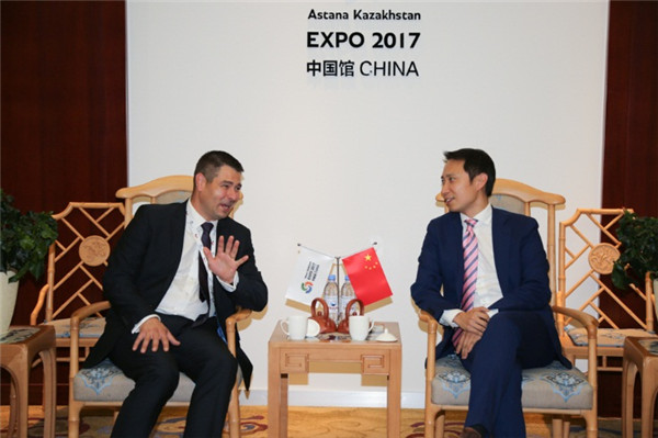 捷克工商部部长吉里•哈弗里赛克参观中国馆:中国日益展现负责任大国形象,新能源技术将受益全球