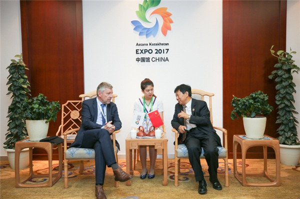 国际道路运输联盟主席克里斯汀•拉博尔特到访中国馆:积极推动“一带一路”的落实
