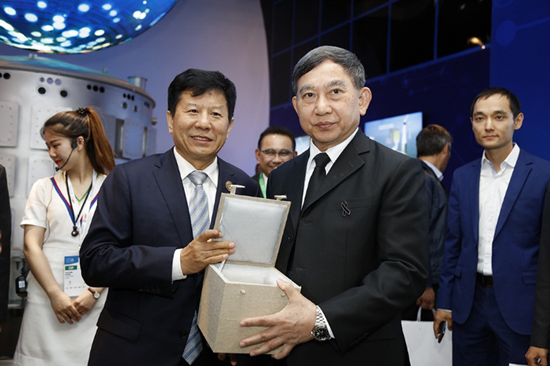 泰国副总理巴金·詹东参观中国馆:期待新能源领域合作