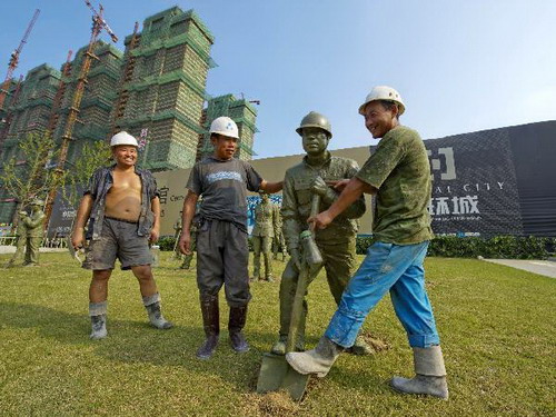 Migrant worker sculptures erected in Hefei