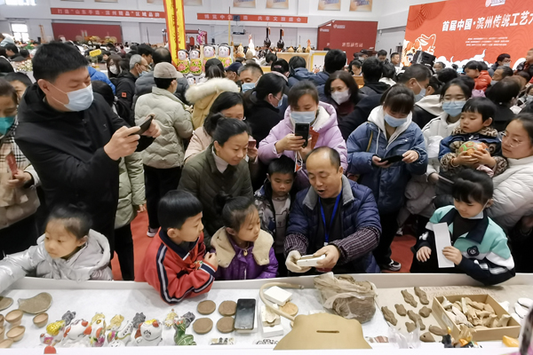 首届中国·滨州传统工艺大会盛大开幕，来自济南市的非遗传承人与40多名学生来到现场（摄影 刘刚）.jpg