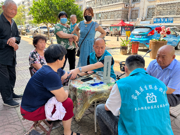 1697794582277087998.jpeg 兰山区家庭医生团队对居民进行健康随访.jpeg