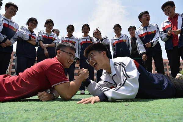1716456786305078111.jpg 5-1-2024年5月22日,在山东潍坊高密市第五中学,高三学生在掰手腕比赛。(李海涛 摄)_副本.jpg