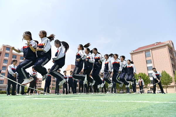 1716456904557000656.jpg 2-2024年5月22日,在山东潍坊高密市第五中学,高三学生在跳长绳。(李海涛 摄)_副本.jpg