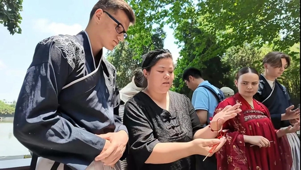 衣春颖   王乐恬-2_副本.jpg