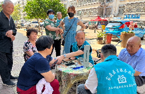 兰山区家庭医生团队对居民进行健康随访 (1).jpeg
