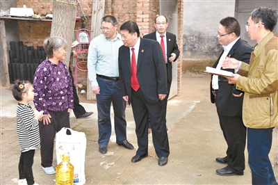 Judges visit villagers in poverty