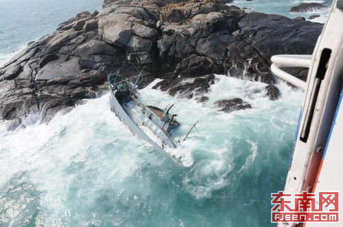 东山海域渔船触礁沉没 12名渔民落水8人获救(图)