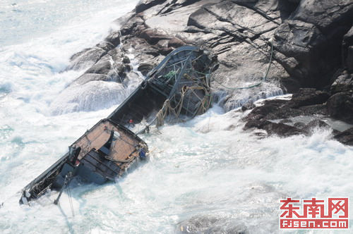 东山海域渔船触礁沉没 12名渔民落水8人获救(图)