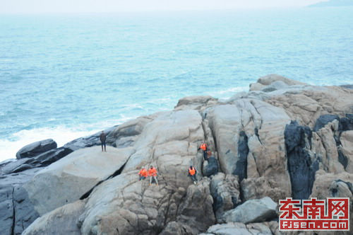 东山海域渔船触礁沉没 12名渔民落水8人获救(图)