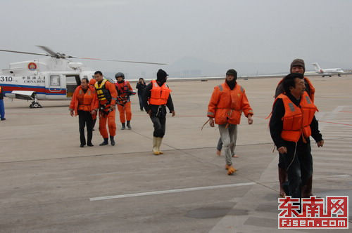 东山海域渔船触礁沉没 12名渔民落水8人获救(图)