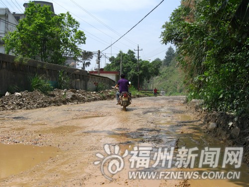 荆溪龙山路改造施工　明年元旦前部分路段可通车