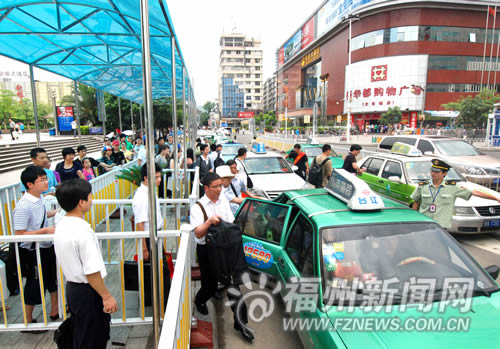 火车站站前广场的士专用道投用　营运秩序大改观