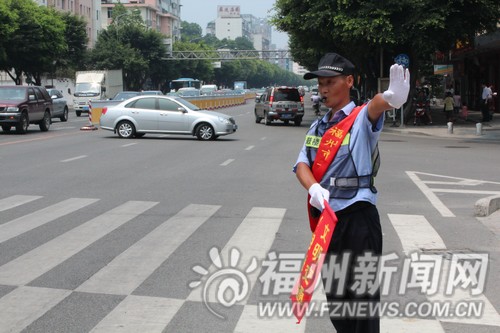 “最专业”协管员感动榕城　网友称“胜过交警”