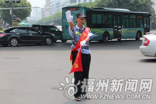 “最专业”协管员感动榕城　网友称“胜过交警”