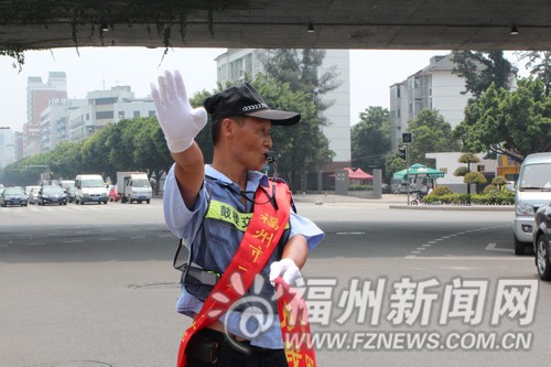 “最专业”协管员感动榕城　网友称“胜过交警”