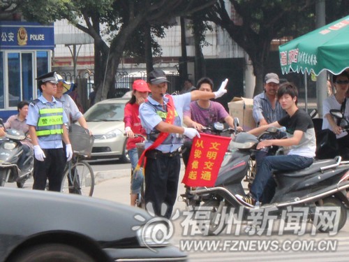 “最专业”协管员感动榕城　网友称“胜过交警”