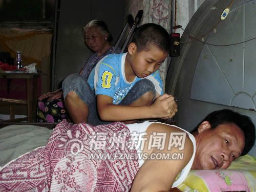 父亲奶奶患病妈妈离家出走　11岁男孩撑起一个家