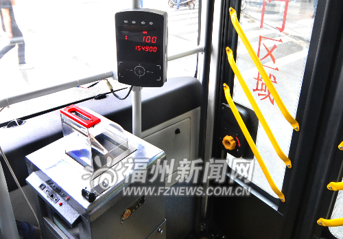 福州公交试用新刷卡器　刷卡更快速缩短排队时间