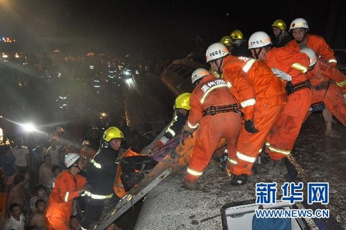 往福州方向两列动车温州境内追尾 已致35死192伤